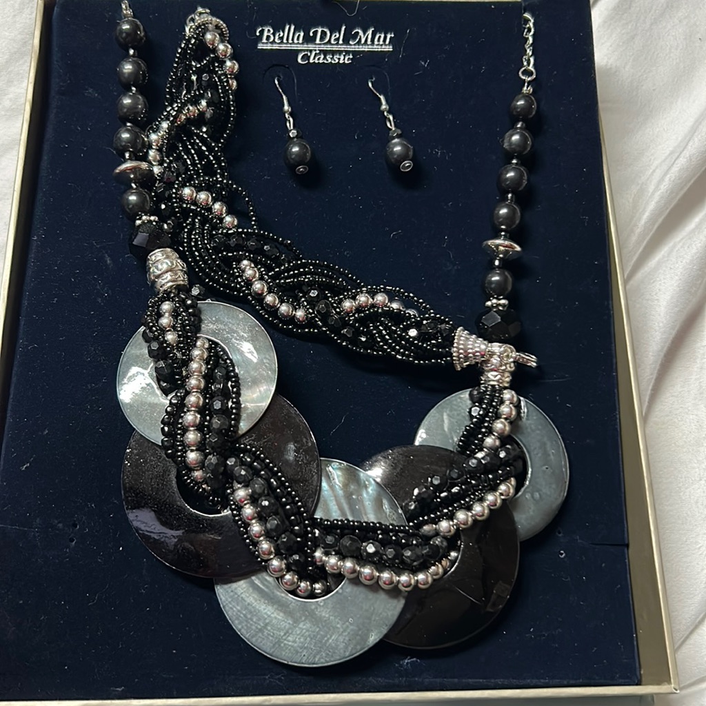 Bella Del Mar Expressions Collection Classic 3 Piece Jewelry Set. Black New/Box